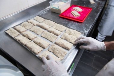 Genç Pasta Şefi fırına gitmeden önce fırında atıştırmalık bir şeyler hazırlıyor.