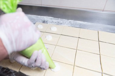 Fırına gitmeden önce fırında kruvasan yapan genç hamur işi şefi.