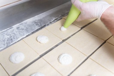 Fırına gitmeden önce fırında kruvasan yapan genç hamur işi şefi.