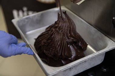 Makineden Taze Kremalı Dondurmanın Endüstriyel Hazırlanması