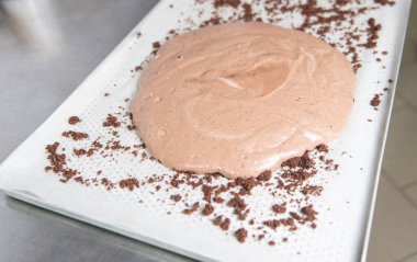 Pasta Şefi Çikolata ve Kremalı Kek Yapıyor