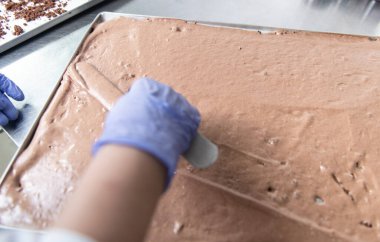 Pasta Şefi Çikolata ve Kremalı Kek Yapıyor