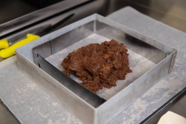 Pasta Şefi Çikolata ve Kremalı Kek Yapıyor