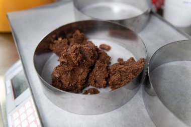 Pasta Şefi Çikolata ve Kremalı Kek Yapıyor