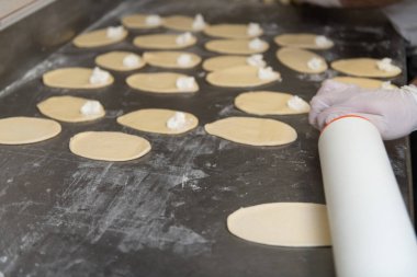 Genç Pasta Şefi fırına gitmeden önce Fırında Peynir Pişirme Sürecinde Tatlı Yapıyor