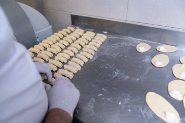 Genç Pasta Şefi fırına gitmeden önce Fırında Peynir Pişirme Sürecinde Tatlı Yapıyor