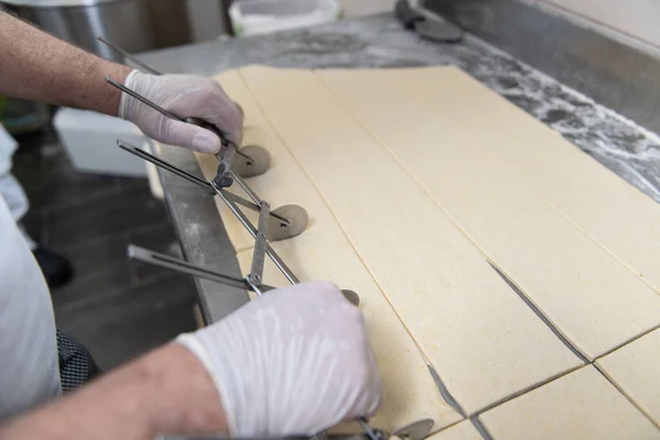 Joven Pastelero Haciendo Poco Croissant Proceso Cocción Panadería Antes Horno —  Fotos de Stock