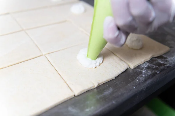 Młody Kucharz Pieczenia Serów Croissant Procesie Gotowania Piekarni Przed Przejściem — Zdjęcie stockowe