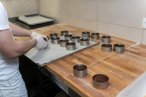 Male Chef Preparing Decorating Chocolate Sweet Dessert — Stock Photo, Image