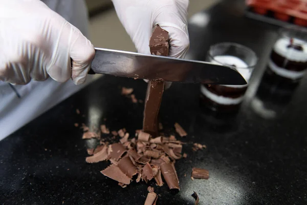 Csokoládé Chef Használ Kés Chop Sötét Csokoládé Bárok Hogy Kis — Stock Fotó