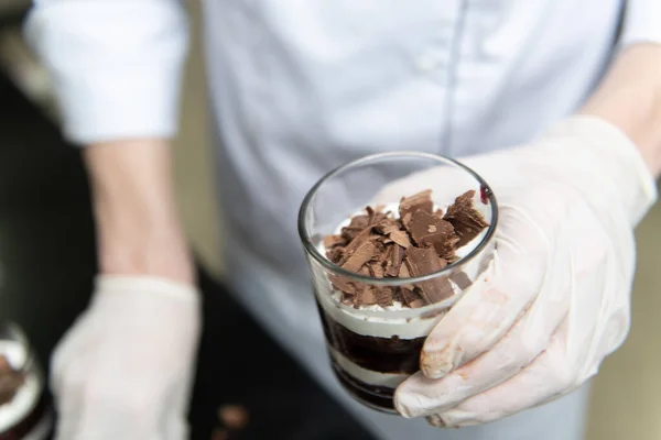 Chef Hält Glas Aus Schokolade Und Sahne — Stockfoto