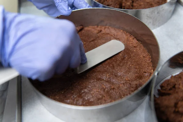 Pastry Chef Making Crust Cake Chocolate Cream — Stock Photo, Image