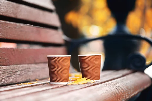 Deux Tasses Café Papier Sur Banc Bois Dans Parc Automne — Photo