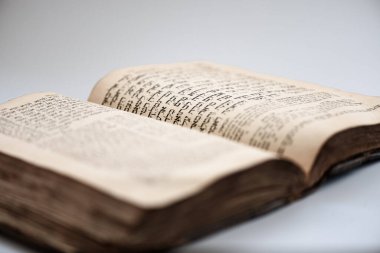 Eski püskü bir Yahudi kitabı. Yaradılış Kitabı 'nın bulanık İbranice metni içeren sayfasını aç. - Yakın çekim. Seçici odak