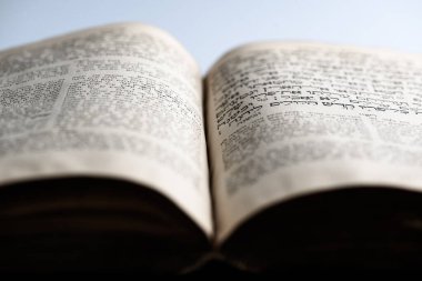 Tevrat 'ın açık sayfası. Eski Yahudi kutsal kitabının kapanışı. Seçici odak