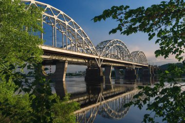 Ukrayna 'nın başkenti Kyiv' deki Dnipro Nehri 'nin karşısındaki Yeni Darnytskyi Köprüsü