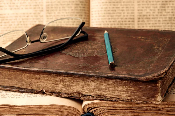 Velhos Livros Judaicos Gasto Gasto Encadernação Couro Aberto Turvo Torá — Fotografia de Stock