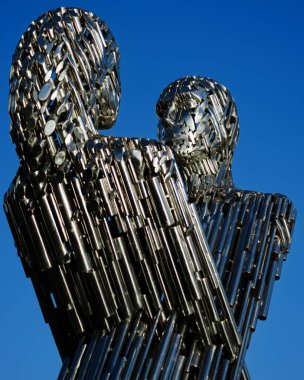 Kyiv, Ukrayna - 28 Mayıs 2022: Dniprovska seti üzerinde birlik heykeli. İki siluet, kadın ve erkek, birbirlerinden geçiyorlar. Erkek ve kadın birbirine bakar, birbirlerine hayran olurlar.