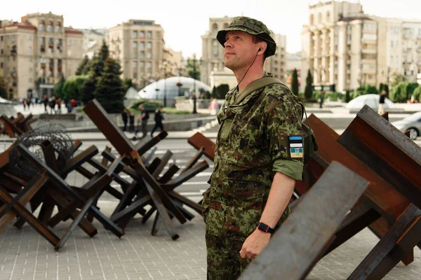 Kyiv Ukraine May 2022 Maidan Nezalezhnosti Estonian Soldier Volunteer Standing — Stock Photo, Image