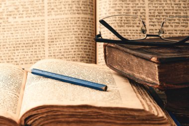 Eski, pejmürde Yahudi kitapları, Machzor ve Siddur 'un açık sayfaları. Tevrat okuyorum. - Yakın çekim. Seçici odak