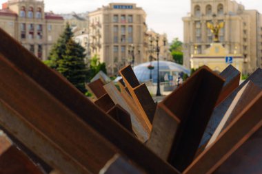 Rusya 'nın Ukrayna işgali sırasında Kyiv' deki Meydan Nezalezhnosti 'de tanksavar engelleri ya da Czech kirpileri. Seçici odak