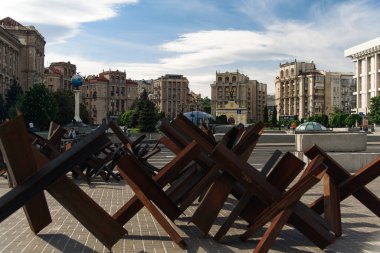 Kyiv, Ukrayna - 19 Mayıs 2022: Meydan Nezalezhnosti. Rus işgali sırasında tanksavar engelleri ya da Czech kirpileri. Seçici odak