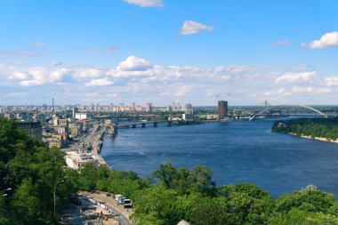 Kyiv, Ukrayna - 28 Mayıs 2022: Podil Bölgesi. Dinyeper nehrinin manzarası, Poshtova Meydanı