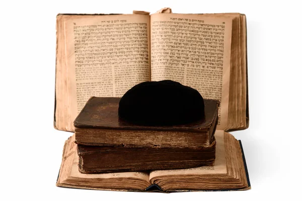 Livros Judaicos Couro Velho Encadernado Kippah Preto Judaico Torá Aberta — Fotografia de Stock