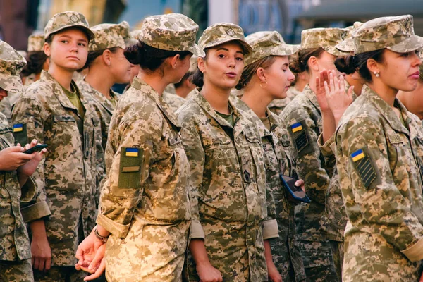 Kyiv, Ukrayna - 20 Ağustos 2021: 30 yıl süren Ukrayna Bağımsızlık Günü vesilesiyle askeri geçit töreninin provası. Khreshchatyk caddesinde askeri kamuflaj üniformalı genç kadınlar.
