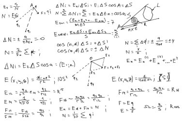Beyaz arkaplan üzerine elle yazılmış fiziksel formüller ve denklemler.