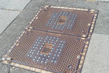 VIENNA, AUSTRIA - 13 KTOBER 2018: Almanya 'da caddede çift katlı metal dikdörtgen rögar deliği