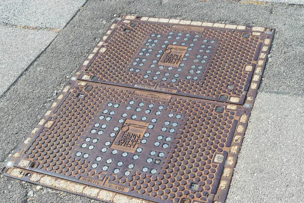 Vienna Österrike Oktober 2018 Dubbelmetall Rektangulärt Manhål Gatan Tyskland — Stockfoto