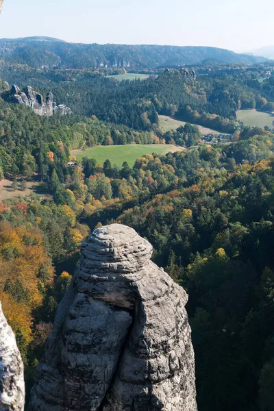 Roccia Rotonda Sullo Sfondo Del Profondo Canyon Germania — Foto Stock