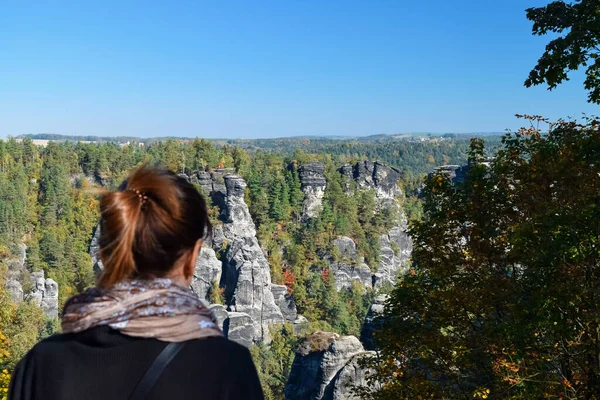 Una Ragazza Guarda Canyon Profondo Con Rocce Foreste Conifere Germania — Foto Stock