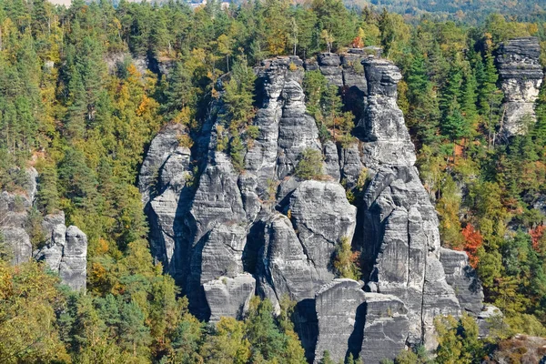 Hohe Klippen Unter Den Sonnenstrahlen Und Nadelwald — Stockfoto