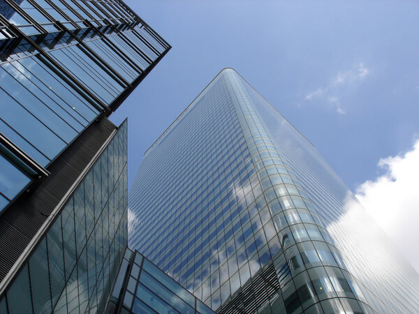 Edificios de oficinas con el cielo reflejado en ellos