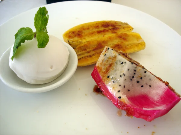 postre, helado, platano y dragon meyve caramelizados.