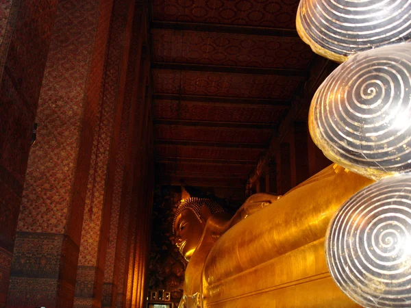 Buda reclinado en wat pho, bangkok, tailandia (Thailand)) lizenzfreie Stockfotos