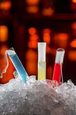 bir test tüpü içinde renkli kokteyller