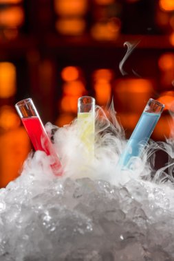 bir test tüpü içinde renkli kokteyller