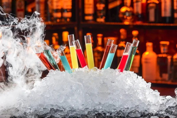 Kleurrijke cocktails in een reageerbuis — Stockfoto