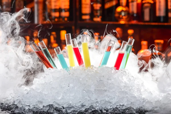 Kleurrijke cocktails in een reageerbuis — Stockfoto