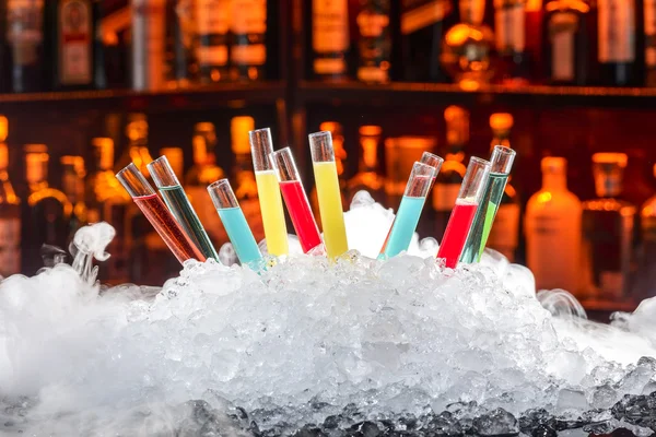 bir test tüpü içinde renkli kokteyller