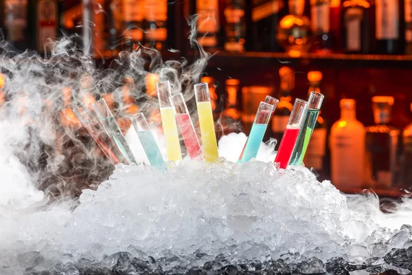 Cocktail colorati in provetta — Foto Stock