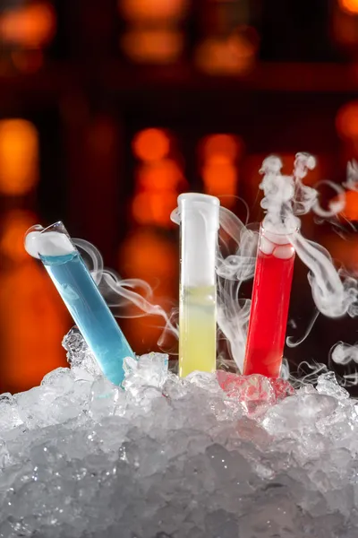 Cocktails colorés dans une éprouvette — Photo