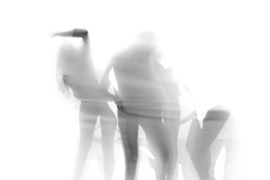 çağdaş dansçılar sahnede performans grubu 
