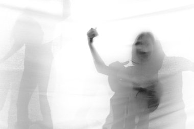 çağdaş dansçılar sahnede performans grubu 