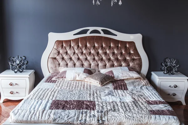 Роскошная спальня — стоковое фото