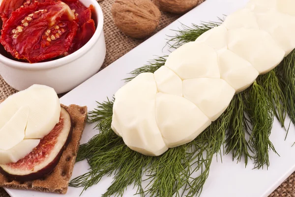 Cuerda de queso en la tabla de cortar — Foto de Stock