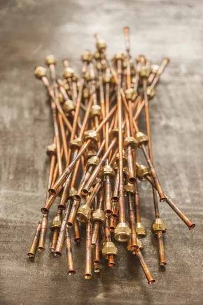 Los extremos de tubos de cobre para fontanería con varios accesorios —  Fotos de Stock